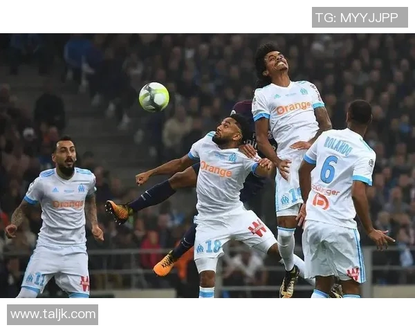 大牌球星背足球展现运动激情与荣耀精神风貌 大牌球星背足球展现运动激情与荣耀精神风貌