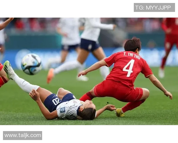 当红足球球星乔装成白发老人体验街头踢球后的温情瞬间 当红足球球星乔装成白发老人体验街头踢球后的温情瞬间