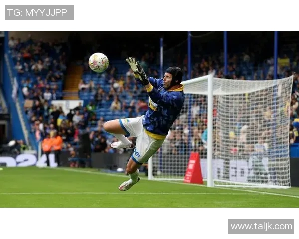 退役足球明星友谊赛再聚首 看曾经绿茵场上的传奇球员重返赛场 退役足球明星友谊赛再聚首 看曾经绿茵场上的传奇球员重返赛场